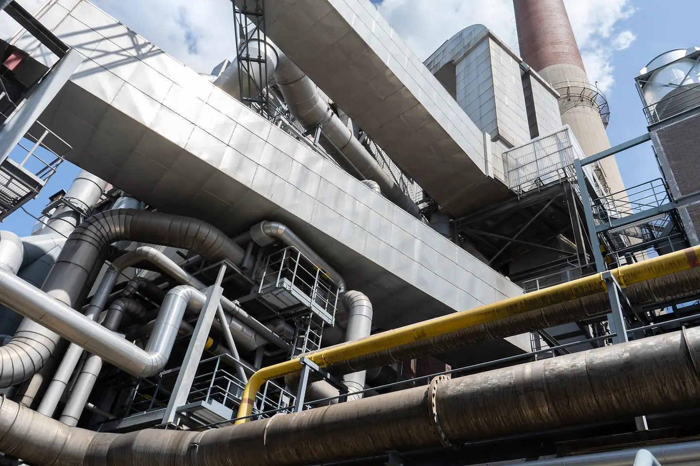 Due to sulfur and nitrogen compounds and condensation water, the flue gas duct of the Henkel power plant is exposed to extreme corrosion.