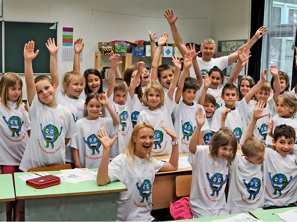 
Henkel’s Sustainability Ambassadors visit schools to teach children how to use resources efficiently, like here in Kápolnásnyék, Hungary.